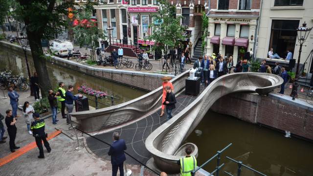 Her Majesty the Queen of the Netherlands, Máxima, opens the first 3D printed steel bridge in the oldest neighbourhood of Amsterdam. Photo by Adriaan de Groot.